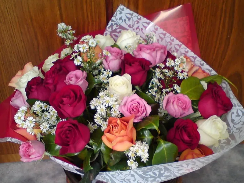 Buquê de rosas coloridas montado na Floricultura Capim Limão, em Curitiba